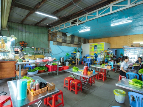 KHUNG CẢNH PHÍA TRONG QUÁN