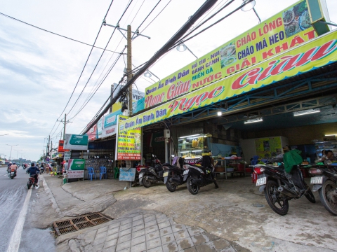 KHUNG CẢNH PHÍA TRƯỚC QUÁN